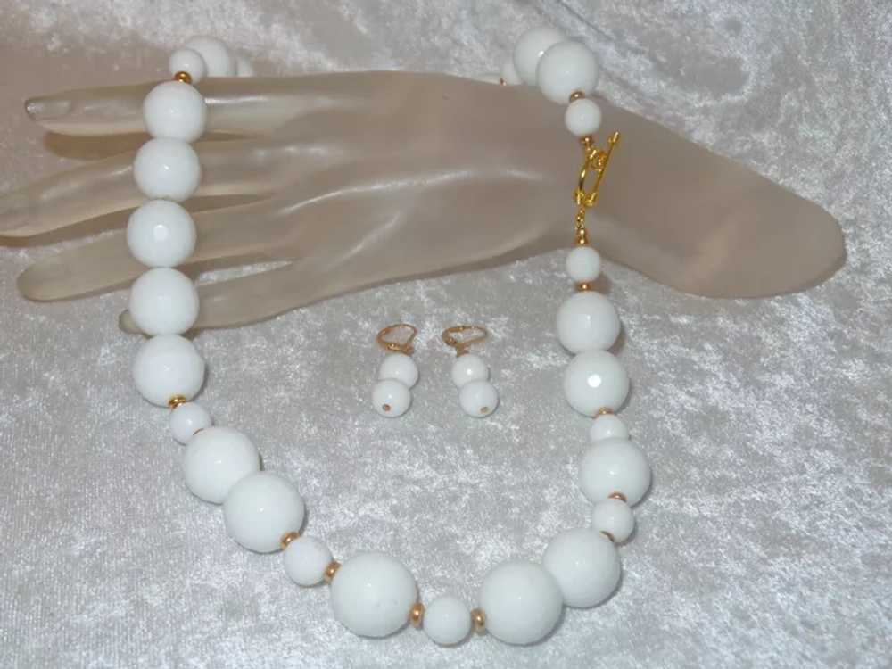 White Faceted Milk Glass Necklace with Gold Plate… - image 9