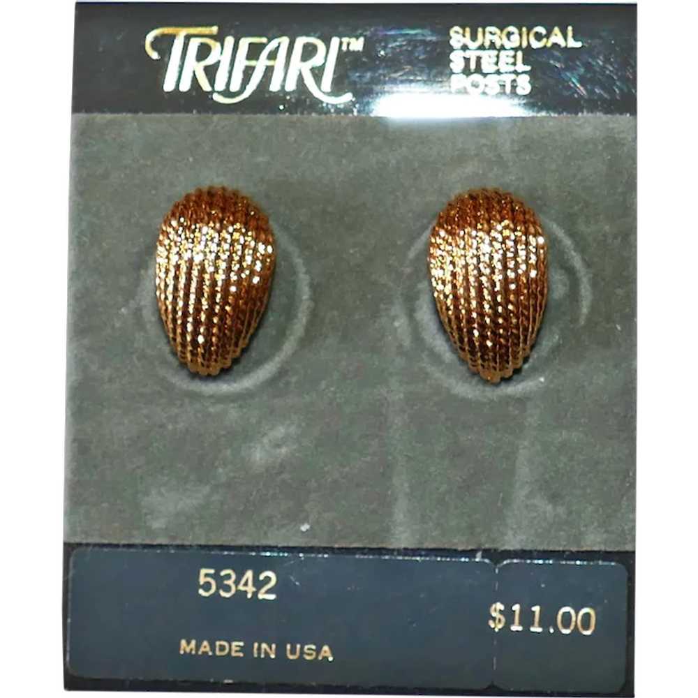 Vintage gold-plated pierced earrings Trifari Comp… - image 1