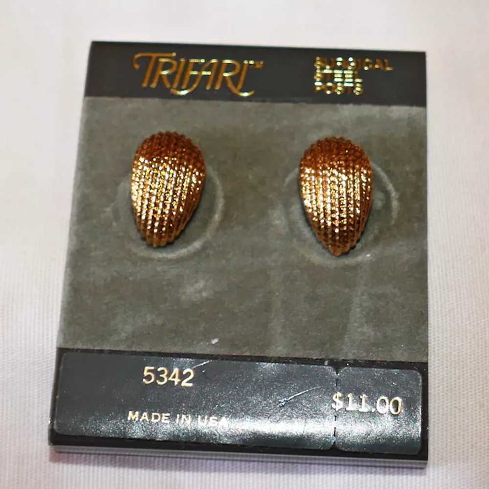 Vintage gold-plated pierced earrings Trifari Comp… - image 2