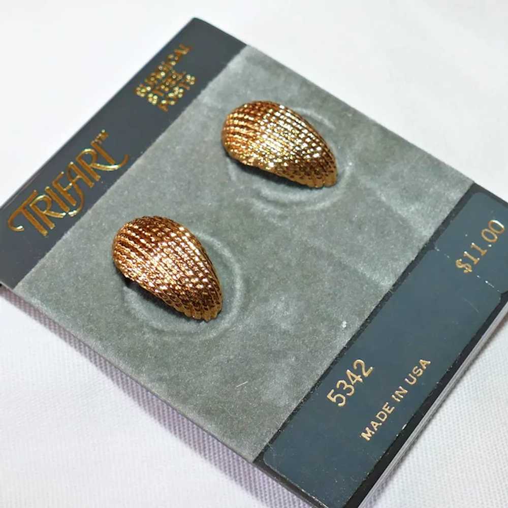 Vintage gold-plated pierced earrings Trifari Comp… - image 4