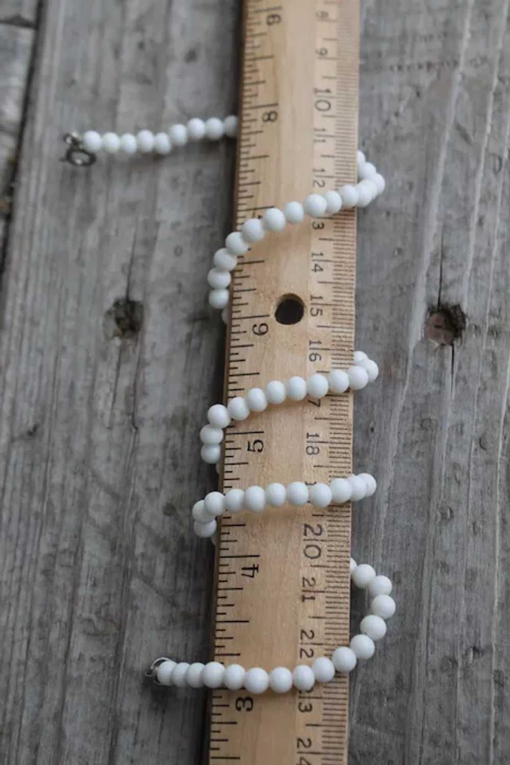 1950s White Opaque Glass Bead Necklace - image 3
