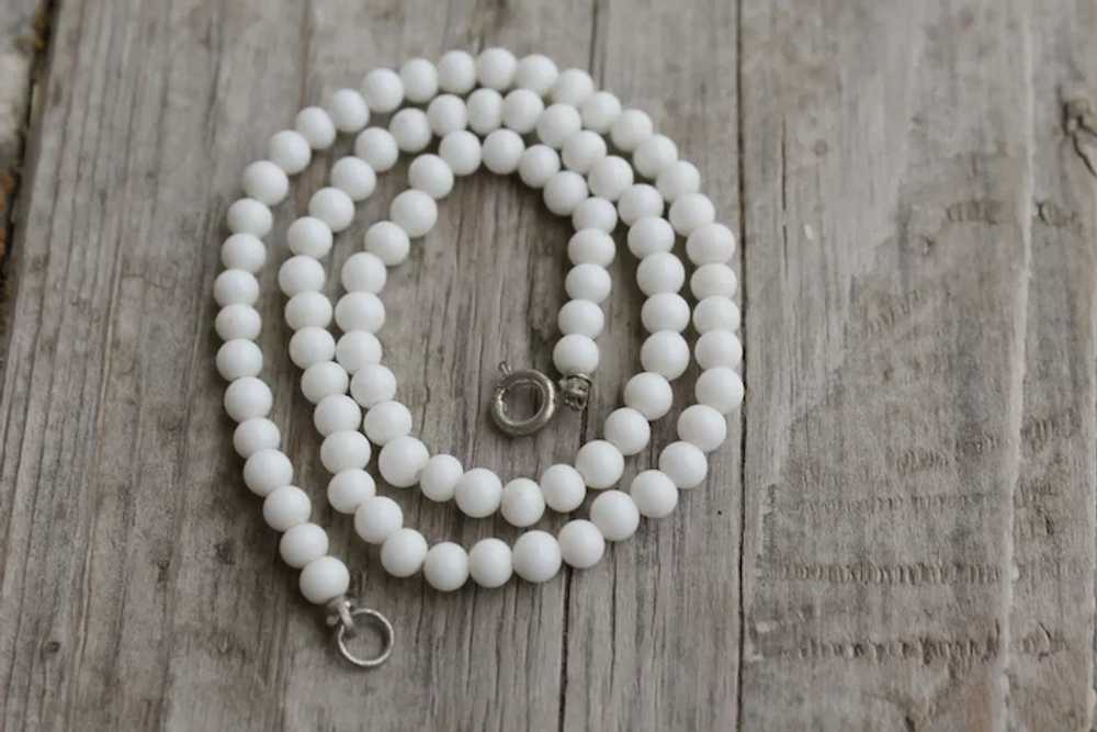 1950s White Opaque Glass Bead Necklace - image 5