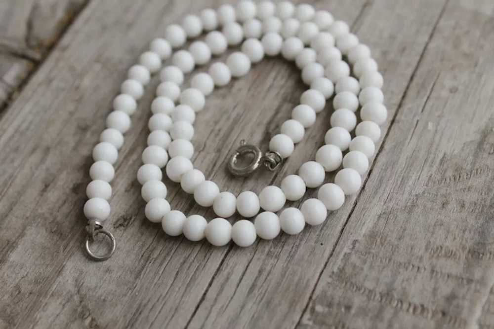 1950s White Opaque Glass Bead Necklace - image 6