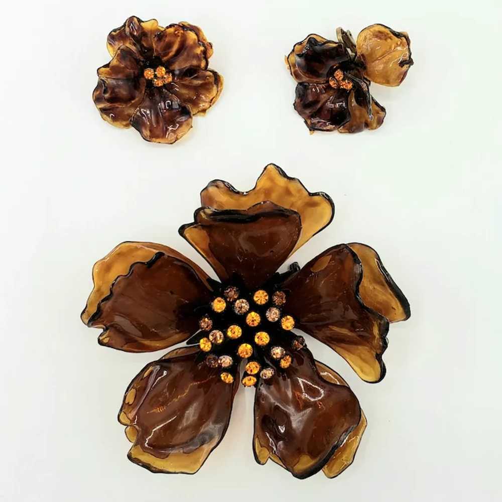 Big Rhinestone and Plastic Flower Brooch and Earr… - image 3