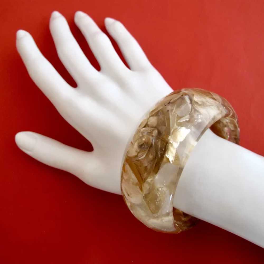 Vintage Wide Clear Lucite Bangle with Abalone Pie… - image 11