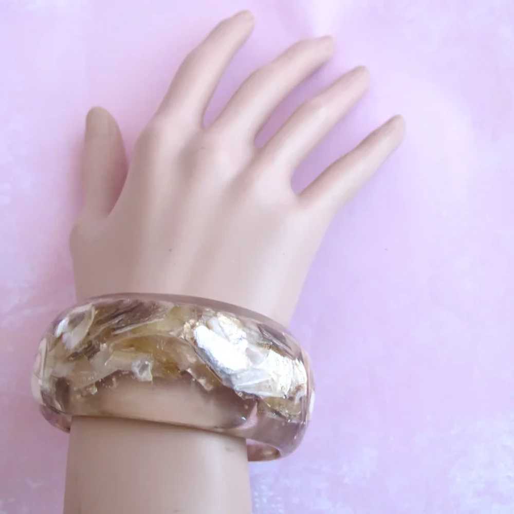 Vintage Wide Clear Lucite Bangle with Abalone Pie… - image 4