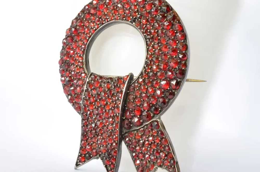 An early 20th century Bohemian garnet 'ribbon' pi… - image 2
