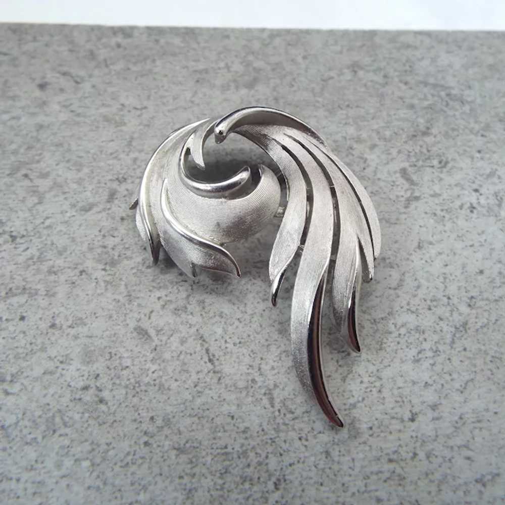 1960s Crown Trifari Signed Silvertone Swirl Brooch Gem