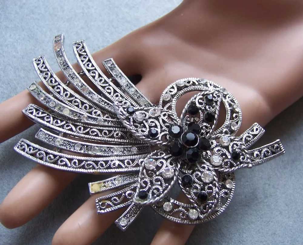 Large Hollywood Regency brooch with clear rhinest… - image 5