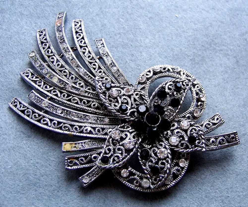 Large Hollywood Regency brooch with clear rhinest… - image 7