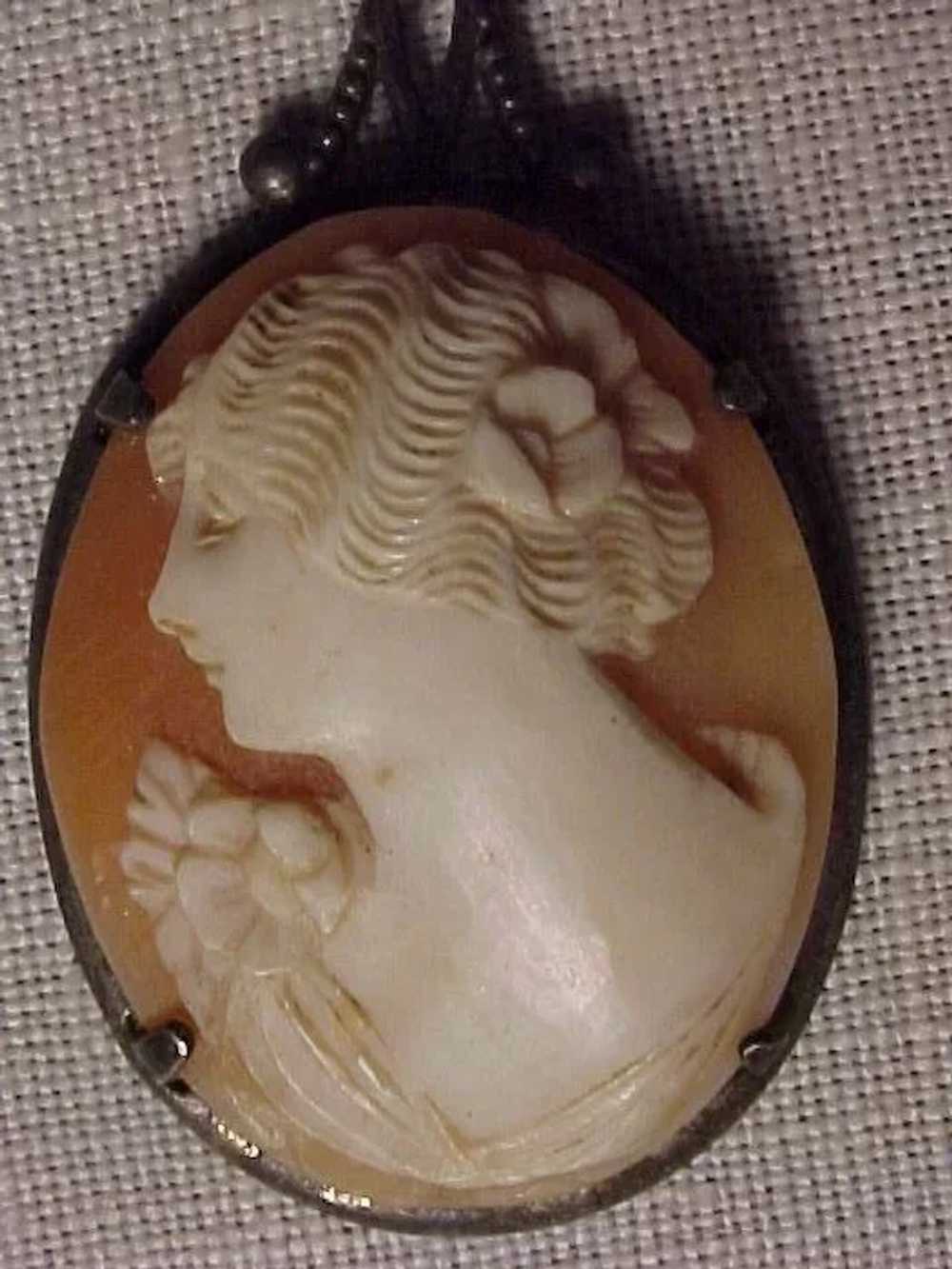 Elegant Silver Shell Cameo - image 2