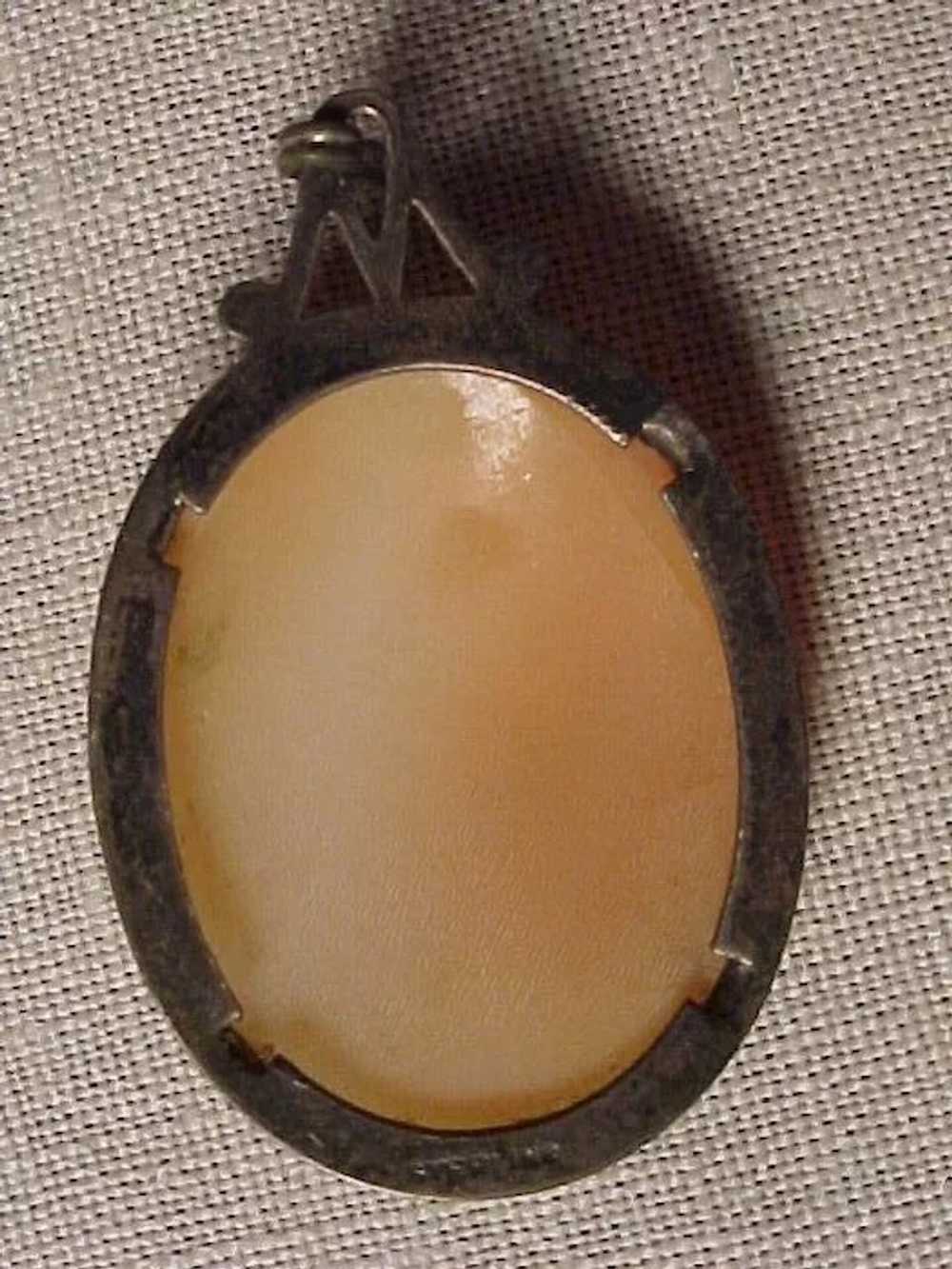 Elegant Silver Shell Cameo - image 3