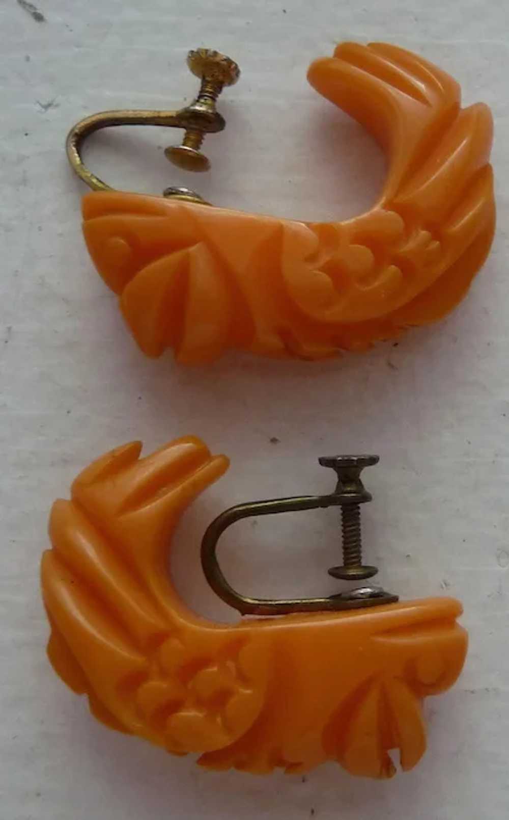 *UnUsUaL* Bakelite Earrings Carved Fish Serpent o… - image 5