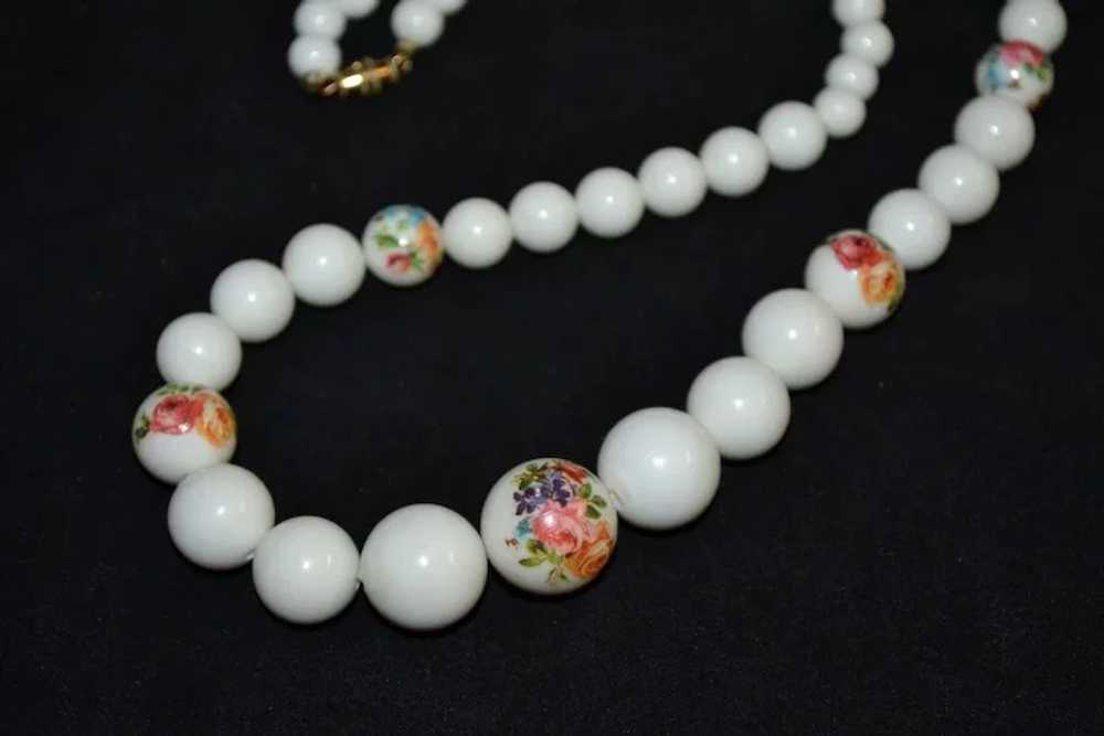 Beautiful Graduated White Bead Rose Decal Necklace - image 2