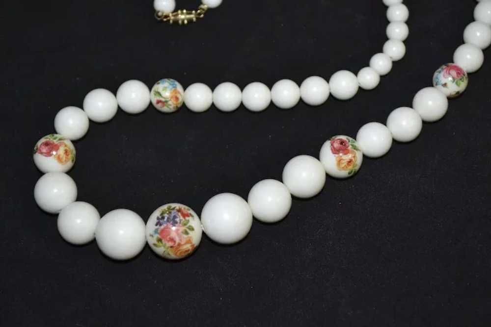 Beautiful Graduated White Bead Rose Decal Necklace - image 4