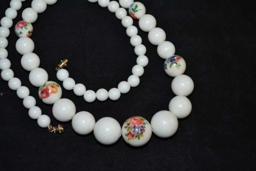 Beautiful Graduated White Bead Rose Decal Necklace - image 7