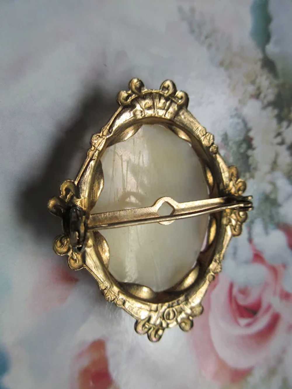 Vintage Carved Shell Cameo Brooch - image 4