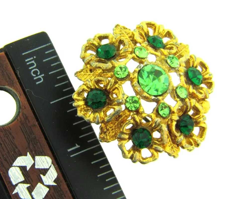 Vintage gold tone circular floral Brooch with gre… - image 3