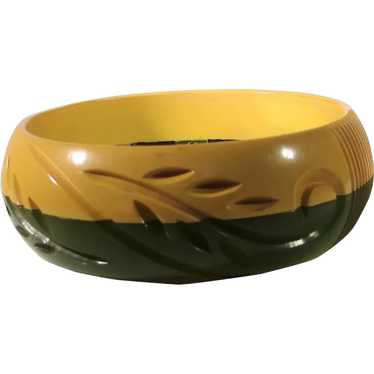 Bakelite Laminated Carved Gold and Olive Bangle