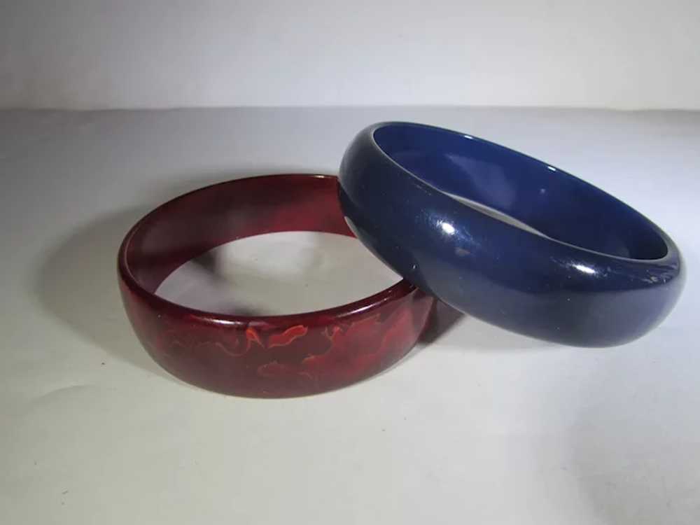 Bakelite Pair of Navy and Red Marbled Bangles - image 10