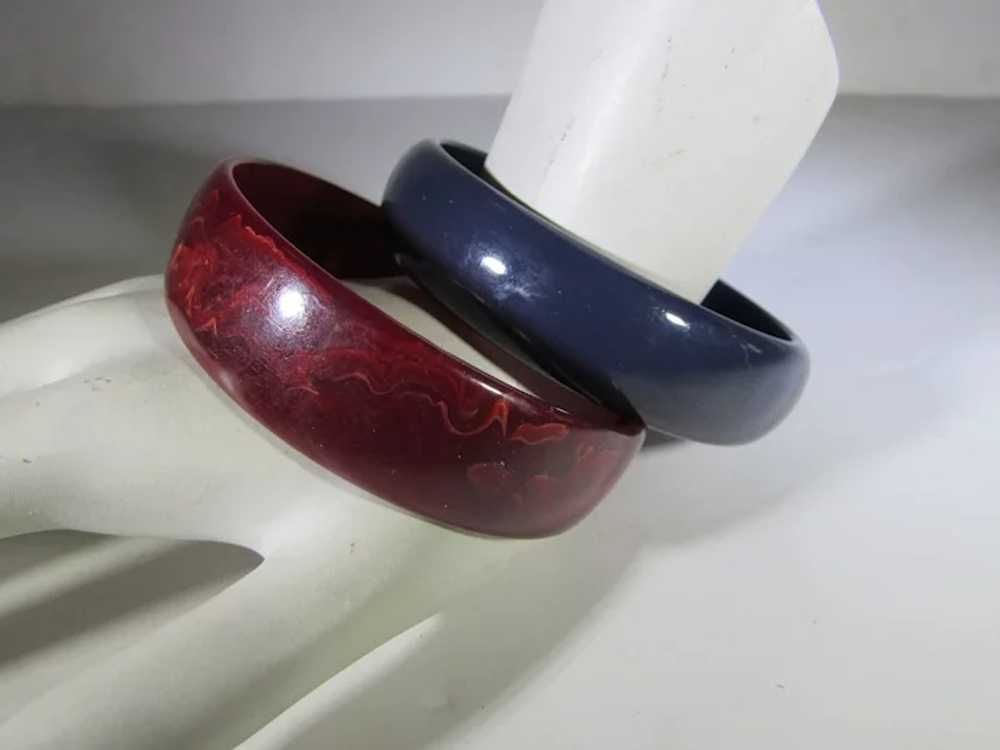 Bakelite Pair of Navy and Red Marbled Bangles - image 11