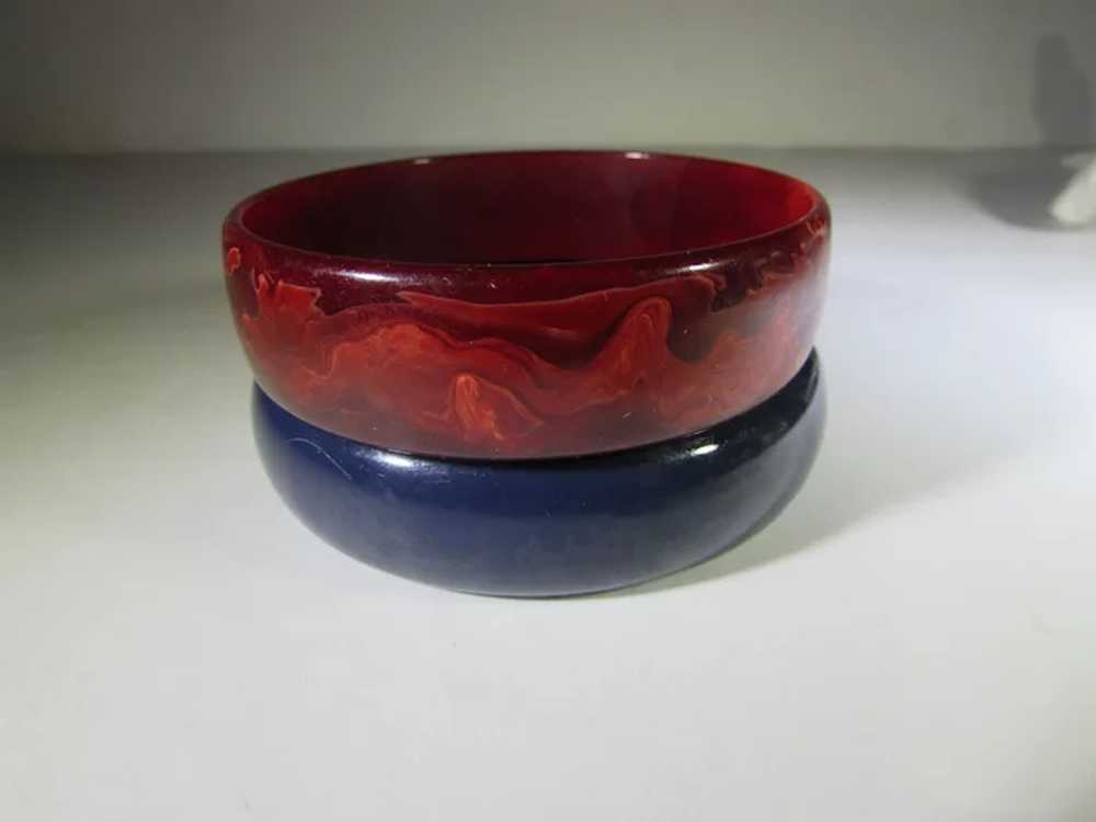 Bakelite Pair of Navy and Red Marbled Bangles - image 12