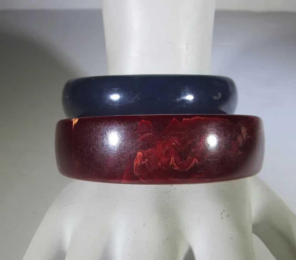 Bakelite Pair of Navy and Red Marbled Bangles - image 2