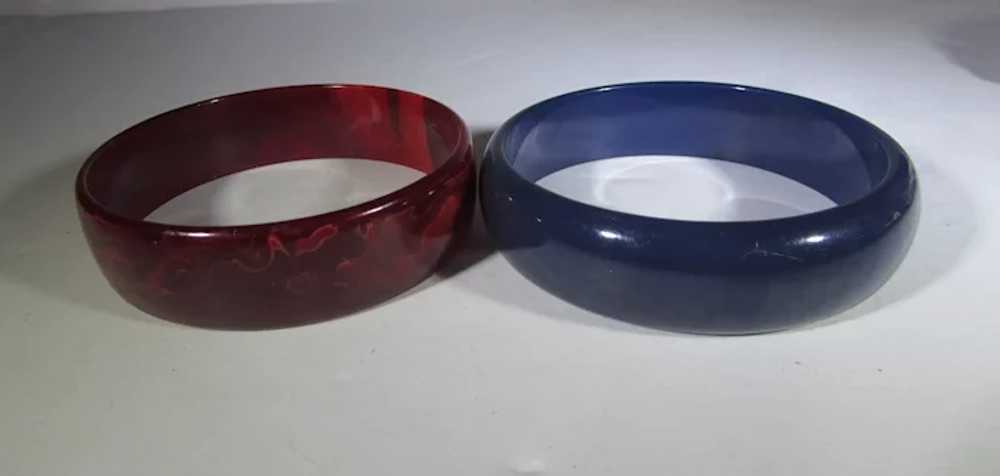 Bakelite Pair of Navy and Red Marbled Bangles - image 5