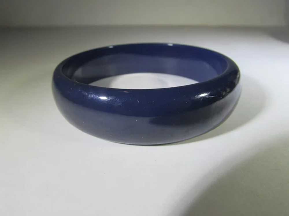 Bakelite Pair of Navy and Red Marbled Bangles - image 7