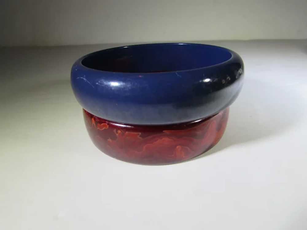Bakelite Pair of Navy and Red Marbled Bangles - image 8