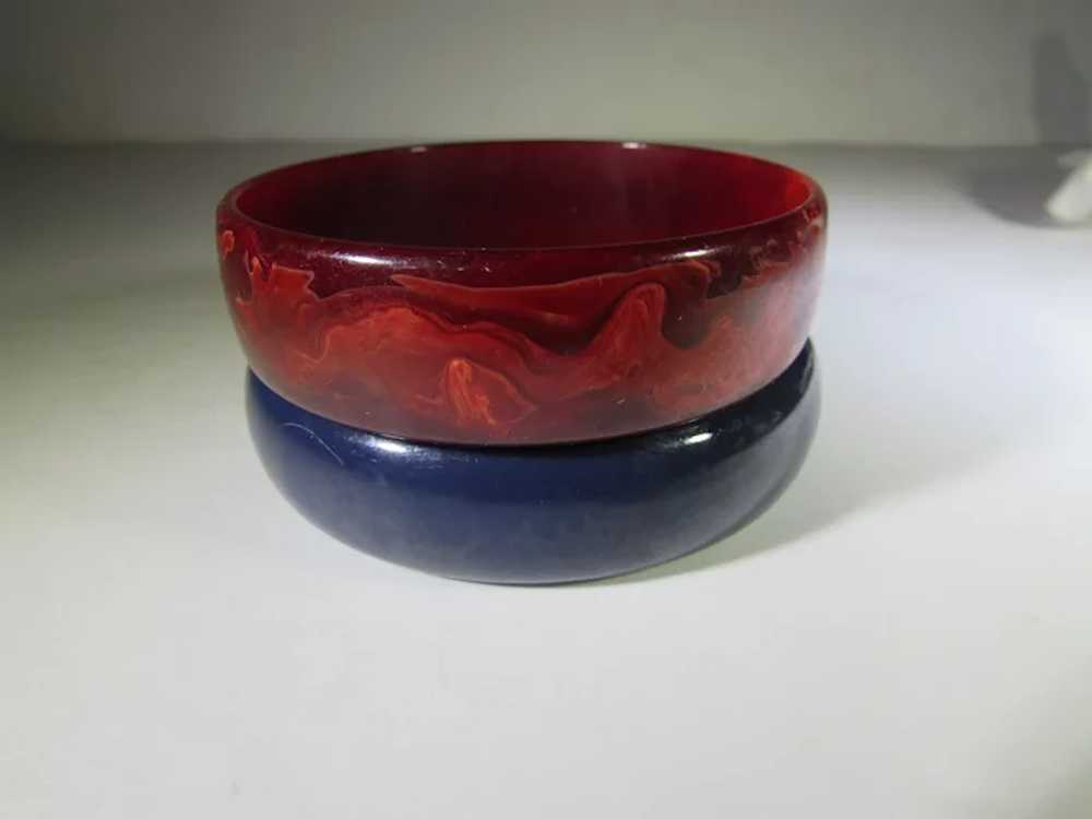 Bakelite Pair of Navy and Red Marbled Bangles - image 9