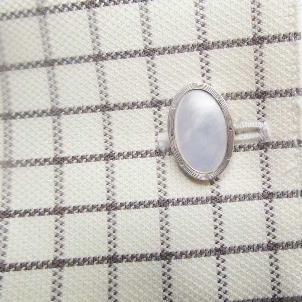 Art Deco 14 Karat White Gold and Mother of Pearl … - image 3