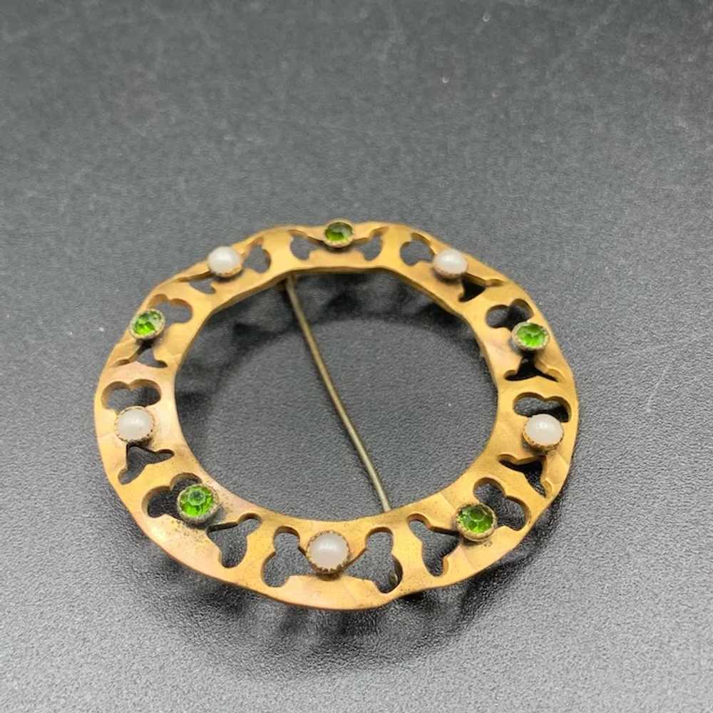 Circle Brooch with genuine pearls and peridot gre… - image 2