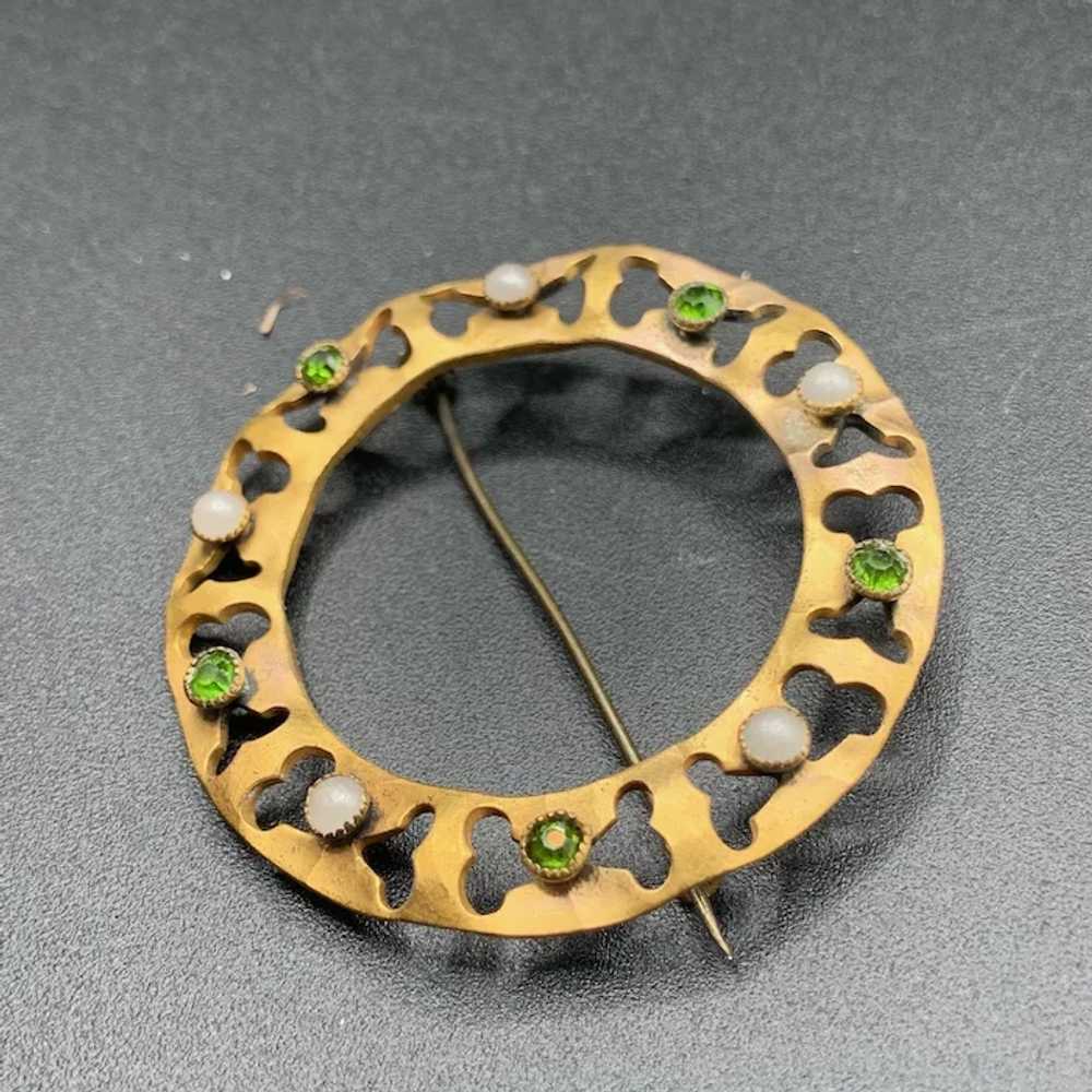 Circle Brooch with genuine pearls and peridot gre… - image 3