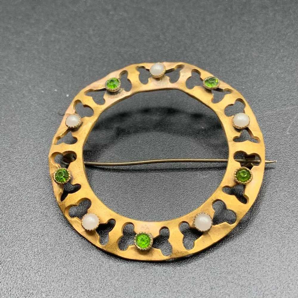 Circle Brooch with genuine pearls and peridot gre… - image 4