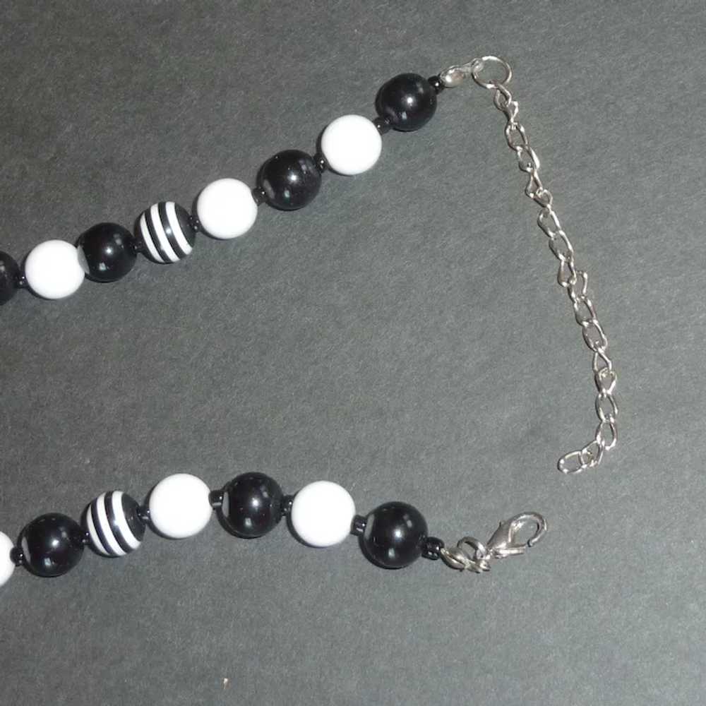 Black and White Beaded Summer Necklace - image 4