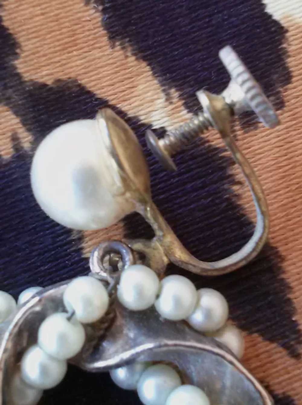 1950s Pearl Screw Back Hoop Earrings - image 5