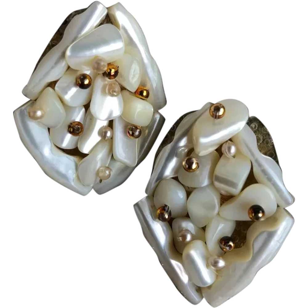 1950s Shell Cluster Clip On Earrings - image 1
