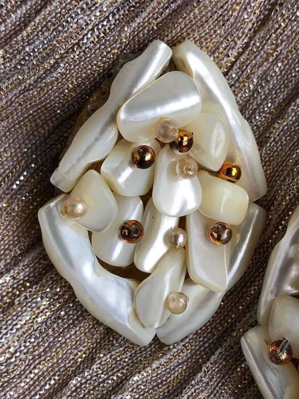 1950s Shell Cluster Clip On Earrings - image 3