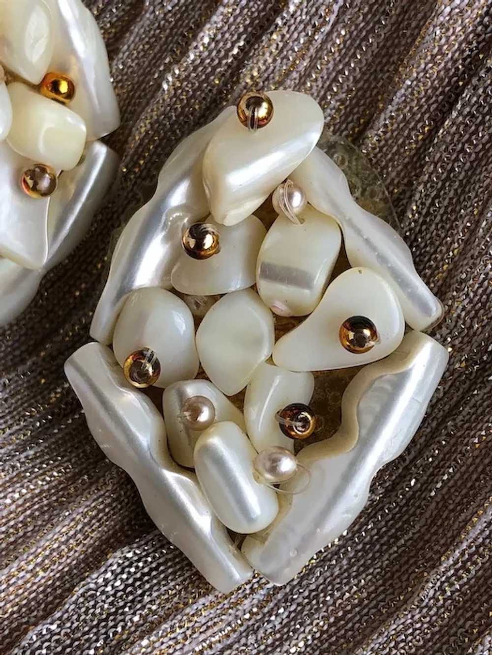1950s Shell Cluster Clip On Earrings - image 4