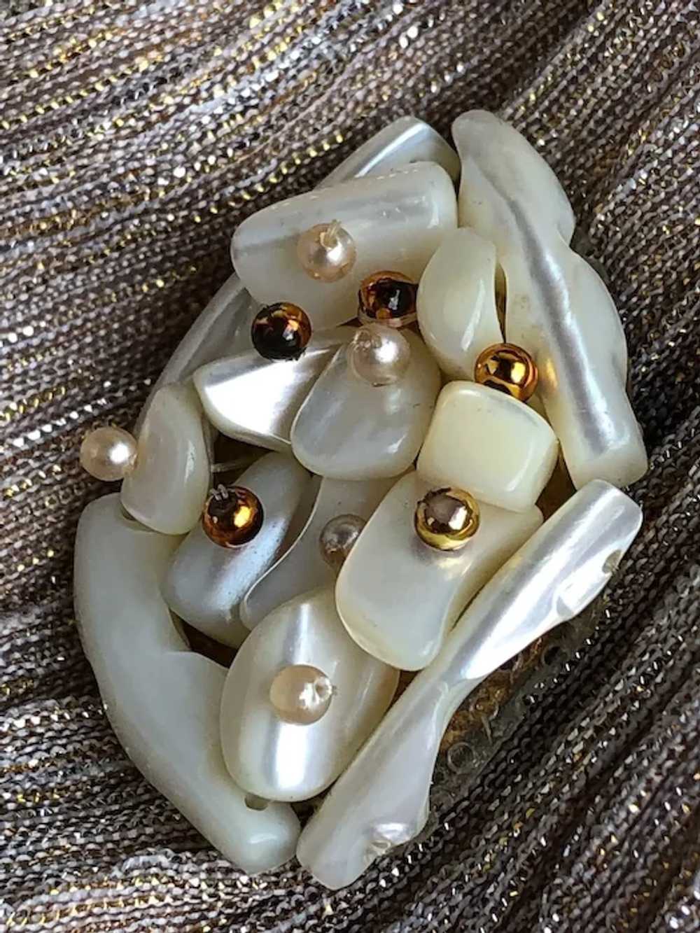 1950s Shell Cluster Clip On Earrings - image 5