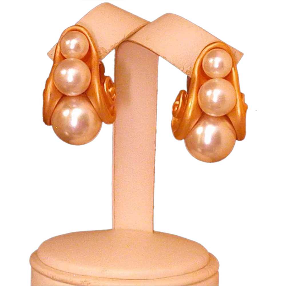 Bold Faux Pearl/Goldtone Clip Earrings, Circa 198… - image 1