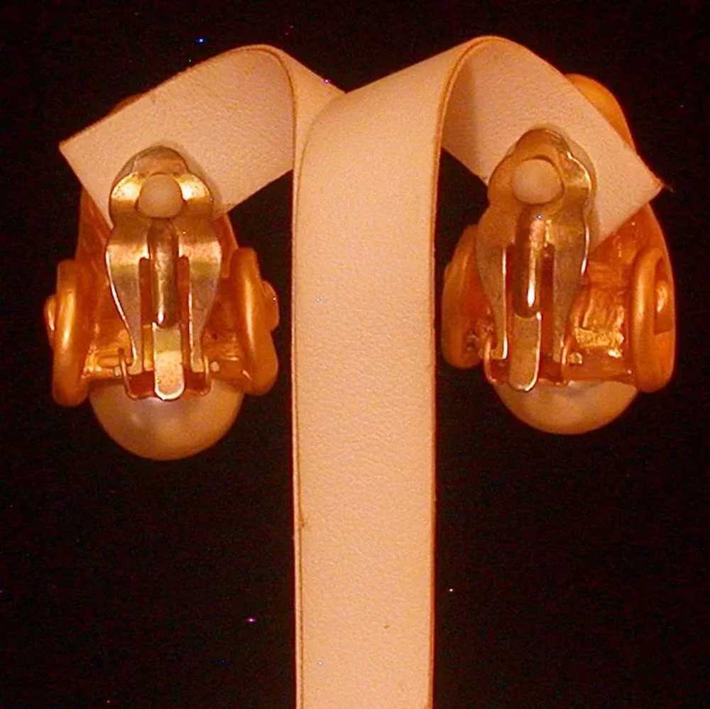 Bold Faux Pearl/Goldtone Clip Earrings, Circa 198… - image 4