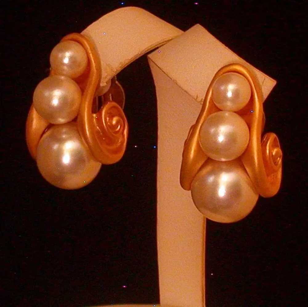 Bold Faux Pearl/Goldtone Clip Earrings, Circa 198… - image 5