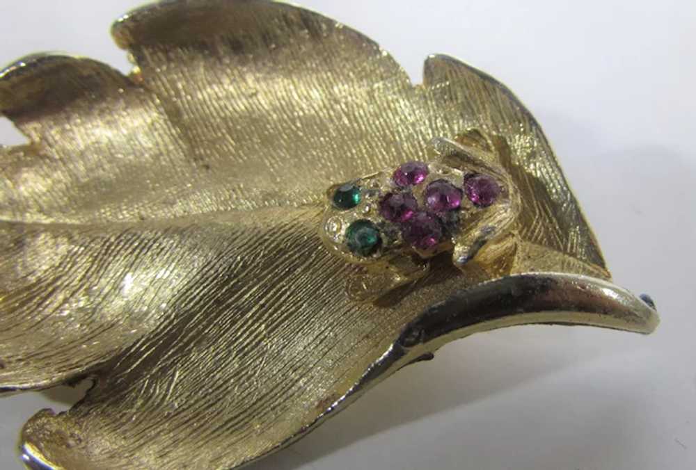 Gold Tone Leaf Pin With Bejeweled Frog - image 4