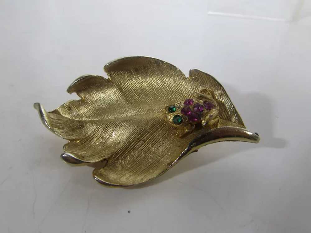 Gold Tone Leaf Pin With Bejeweled Frog - image 6