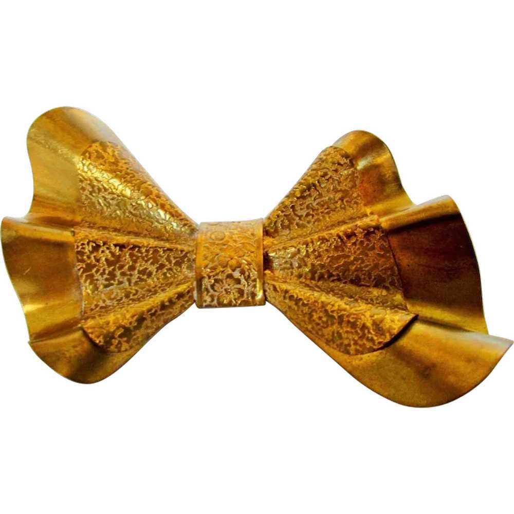Vintage 1940's Bow Pin In Golden Textured Brass - image 1