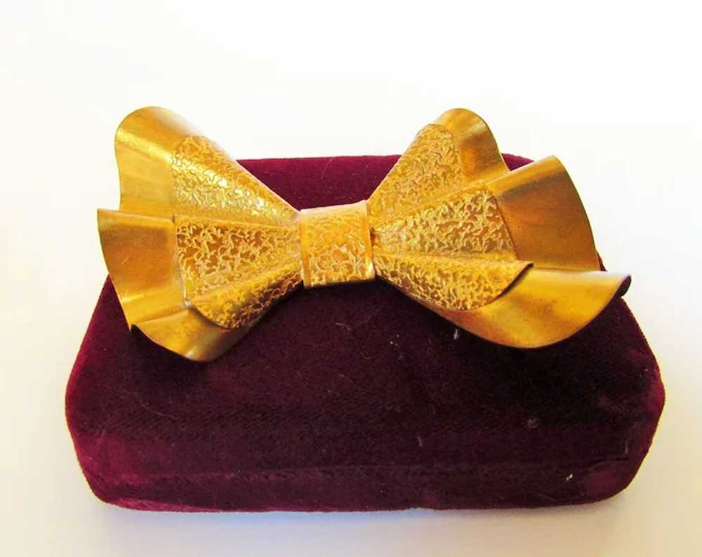 Vintage 1940's Bow Pin In Golden Textured Brass - image 2