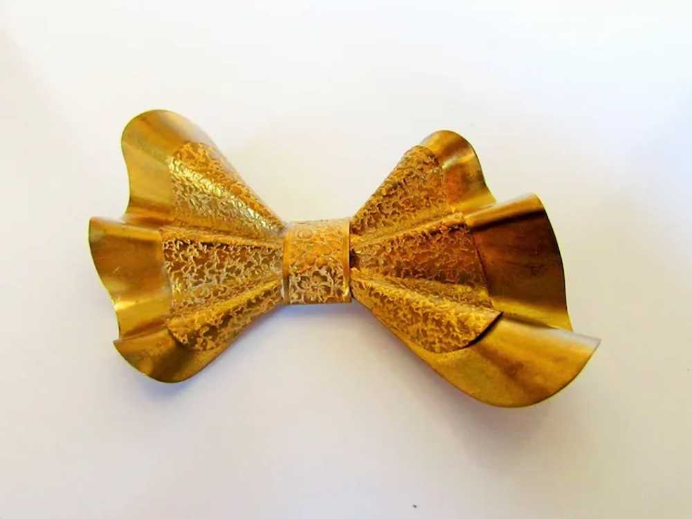 Vintage 1940's Bow Pin In Golden Textured Brass - image 3
