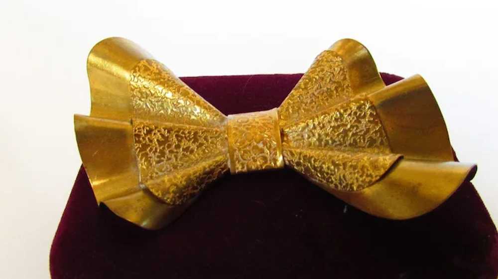 Vintage 1940's Bow Pin In Golden Textured Brass - image 4